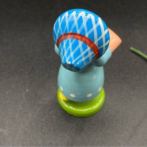 Very Old ERZGEBIRGE German Hand Carved Wooden Girl Holding Yellow Daffodil - Picture 10 of 15